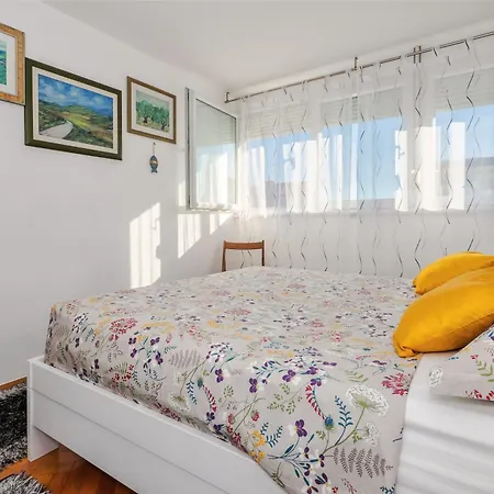 Sunny 1bd Near Firule - Balcony & Peaceful Daire