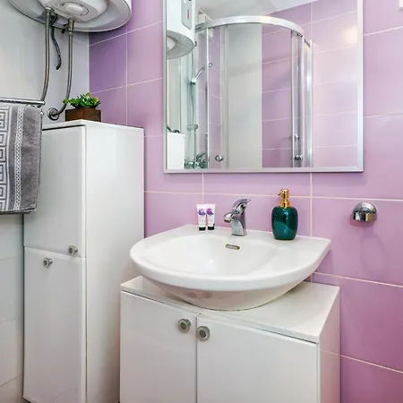 Daire Sunny 1bd Near Firule - Balcony & Peaceful Split