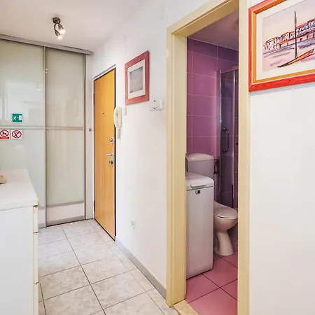 Sunny 1bd Near Firule - Balcony & Peaceful Daire Split