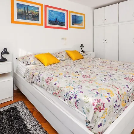 Daire Sunny 1bd Near Firule - Balcony & Peaceful Split