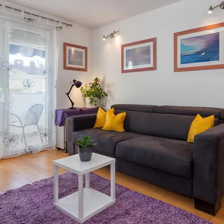 Sunny 1bd Near Firule - Balcony & Peaceful Daire