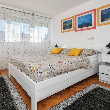 Daire Sunny 1bd Near Firule - Balcony & Peaceful